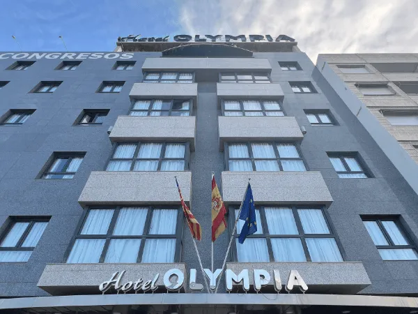 HOSPITALITY-MANAGEMENT-1-e1750165180769-min_resultado