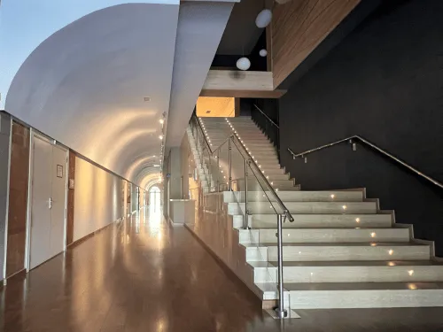 HOSPITALITY-MANAGEMENT-2-e1750165092754-min_resultado